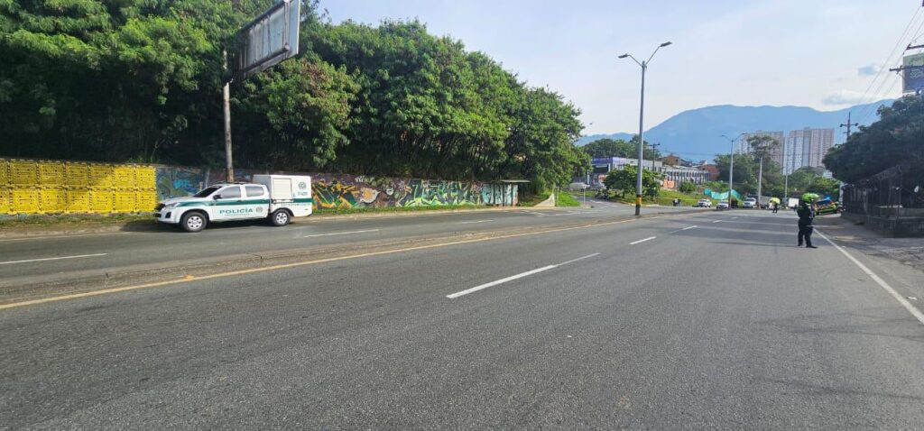 Habilitan la Autopista Norte tras retirar bandera alusiva al ELN Habilitan la Autopista Norte tras retirar bandera alusiva al ELN
