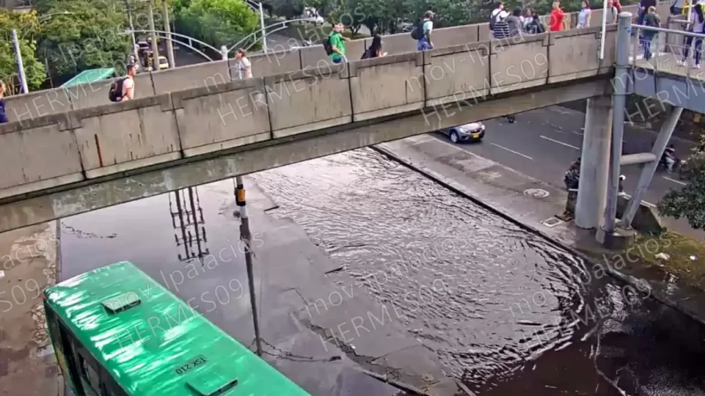 Inundación obliga al cierre parcial en la Av. Regional a la altura de la estación Poblado Inundación obliga al cierre parcial en la Av. Regional a la altura de la estación Poblado