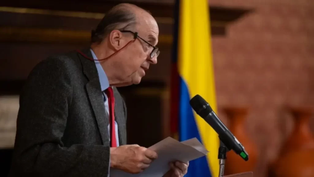 Procuraduría investiga otra vez a Álvaro Leyva, esta vez por presuntamente no acatar la suspensión de su cargo como canciller Procuraduría investiga otra vez a Álvaro Leyva, esta vez por presuntamente no acatar la suspensión de su cargo como canciller