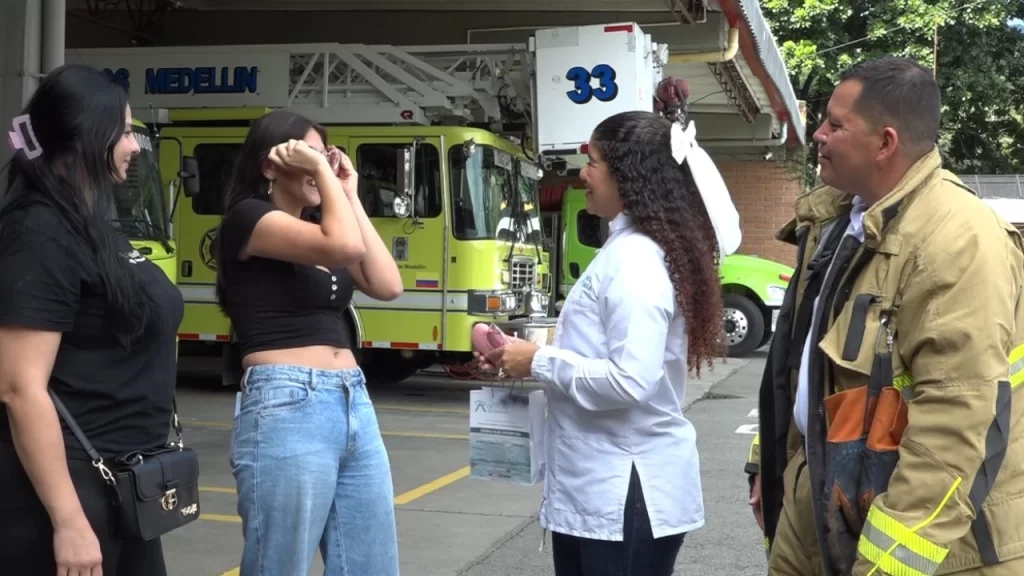 Una mirada que transforma: el bombero y la optómetra que regalan visión de esperanza a través de la Fundación Ópticas Altamar Una mirada que transforma: el bombero y la optómetra que regalan visión de esperanza a través de la Fundación Ópticas Altamar