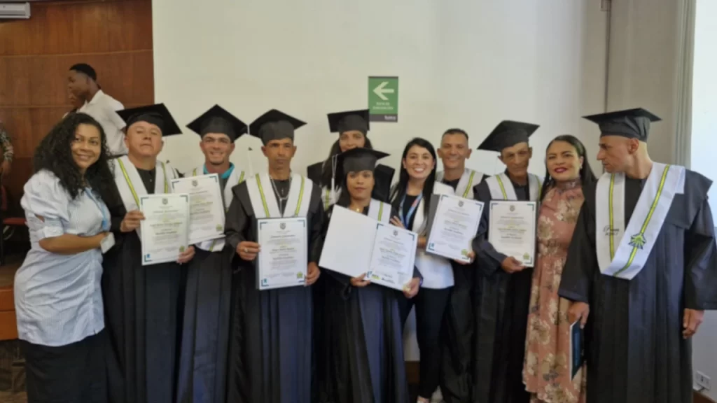 ¡Qué bonito! 217 exhabitantes de calle de Medellín transforman sus vidas a través de la educación ¡Qué bonito! 217 exhabitantes de calle de Medellín transforman sus vidas a través de la educación