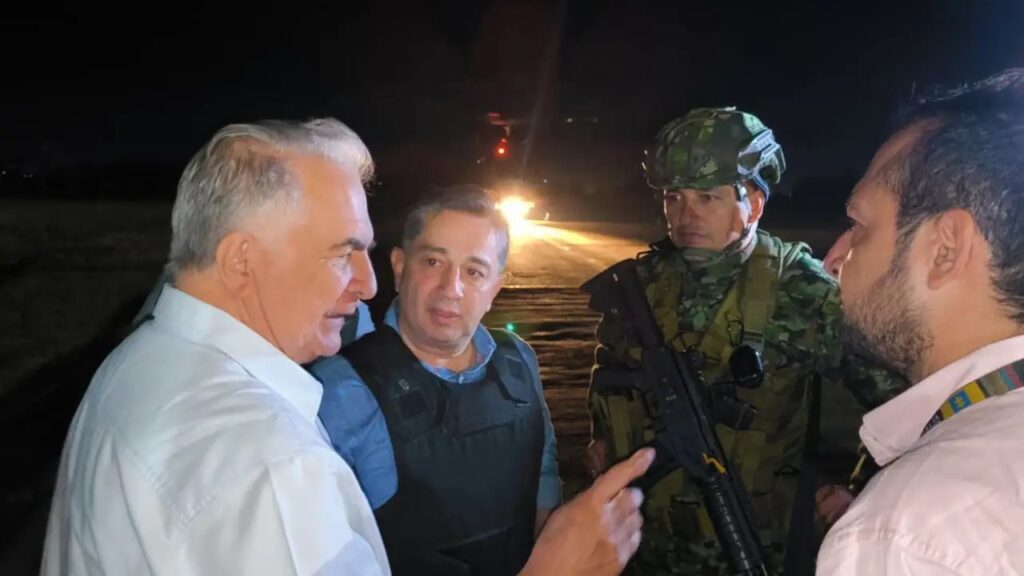 A tacaron a tiros la camioneta en la que se movilizaba el congresista Julio César Triana A tacaron a tiros la camioneta en la que se movilizaba el congresista Julio César Triana