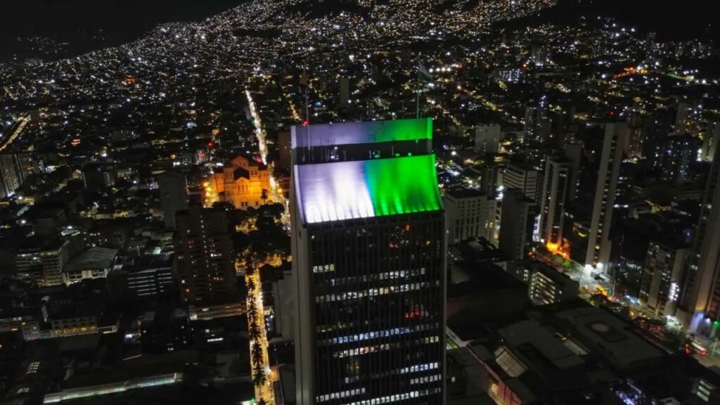 Coltejer se ilumina esta noche en Medellín para rendir homenaje a los 13 policías asesinados en Amalfi Coltejer se ilumina esta noche en Medellín para rendir homenaje a los 13 policías asesinados en Amalfi