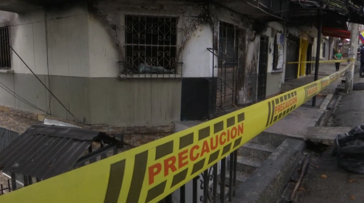 Fuerte incendio consumió taller de motos en Villa Hermosa y dejó dos personas heridas