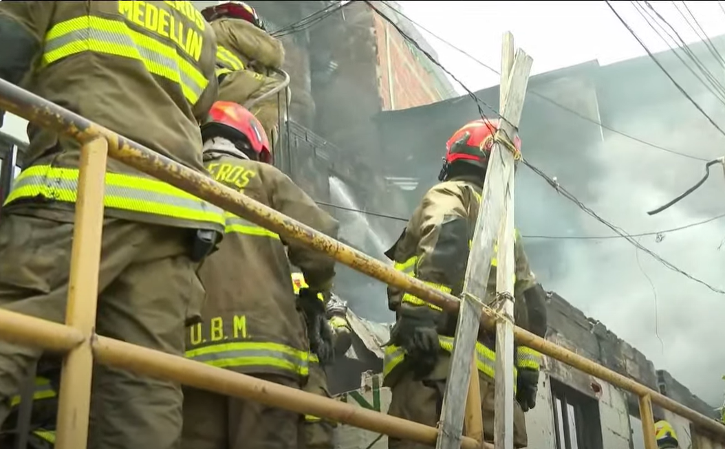 Tres viviendas resultaron afectadas por fuerte incendio en Villatina