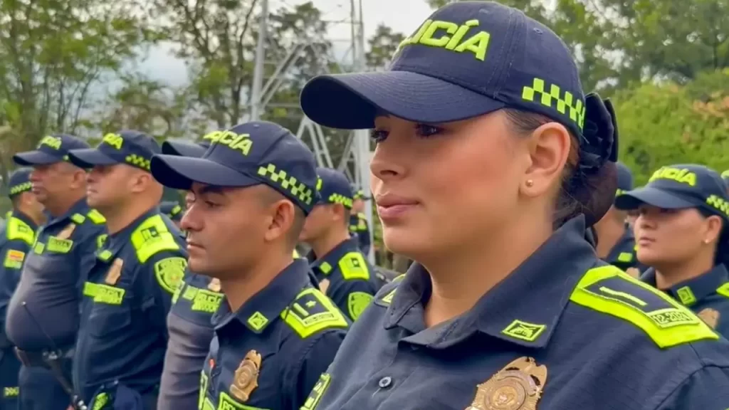 Más de 700 policías custodiarán las calles de Medellín durante el Desfile de Autos Clásicos