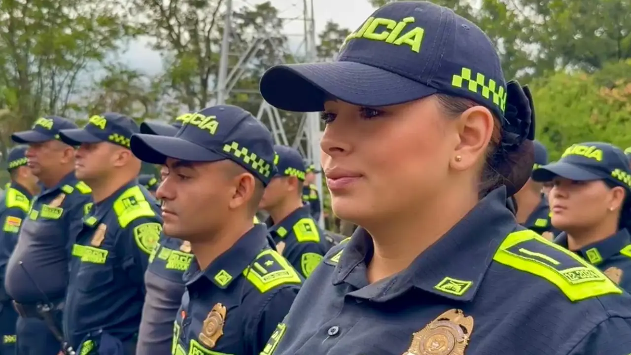 Más de 700 policías custodiarán las calles de Medellín durante el desfile de autos clásicos