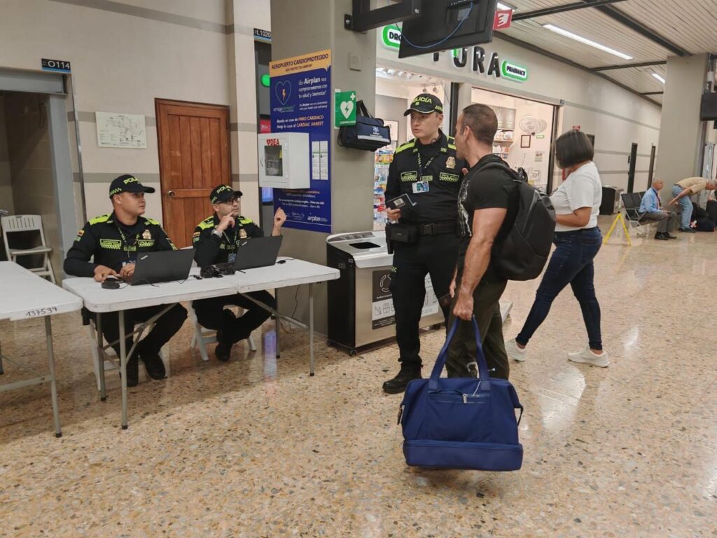 Refuerzan seguridad en el aeropuerto José María Córdova ante la llegada masiva de turistas