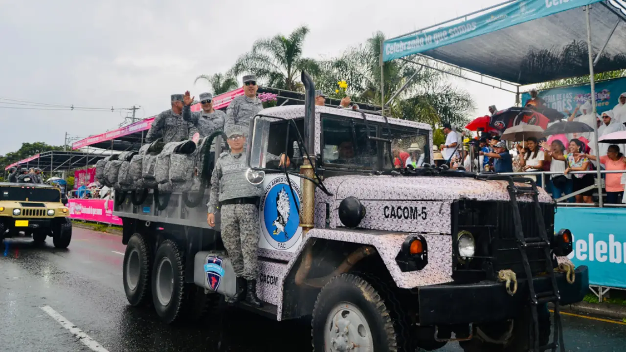 Un camión táctico militar de los años 50 de la FAC participó en el Desfile de Autos Clásicos y Antiguos en la Feria de las Flores