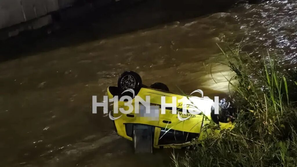 Un taxi terminó en el río Medellín; por fortuna el conductor pudo salir ileso