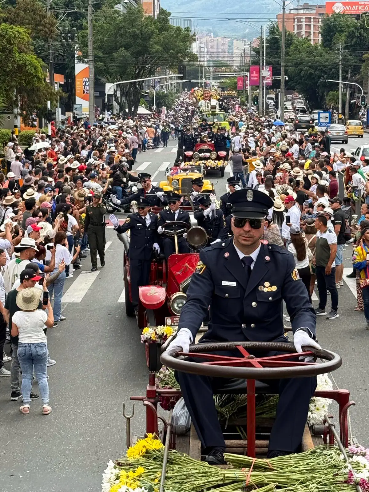 Una joya sobre ruedas: así brillaron los carros de bomberos de 1922 en Medellín
