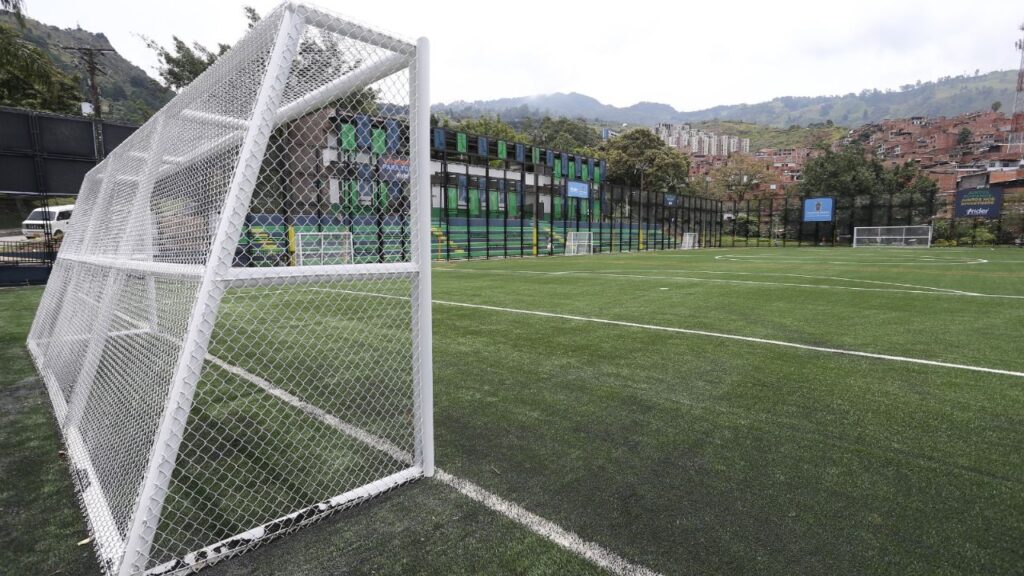 Alcaldía de Medellín entrega renovada la cancha El Progreso Alcaldía de Medellín entrega renovada la cancha El Progreso