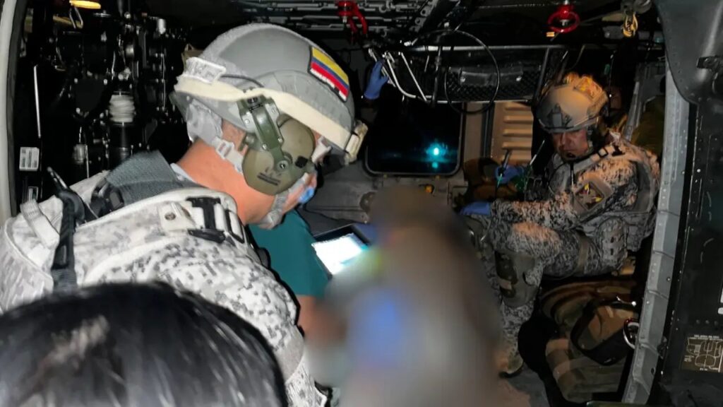 En un helicóptero ‘Ángel’, la FAC rescató a un joven herido por mina antipersonal en Antioquia