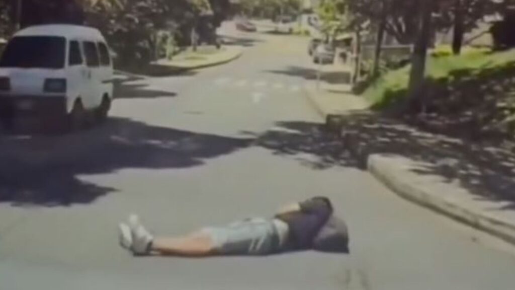 Hombre se lanza a un carro para simular un accidente en Medellín Hombre se lanza a un carro para simular un accidente en Medellín