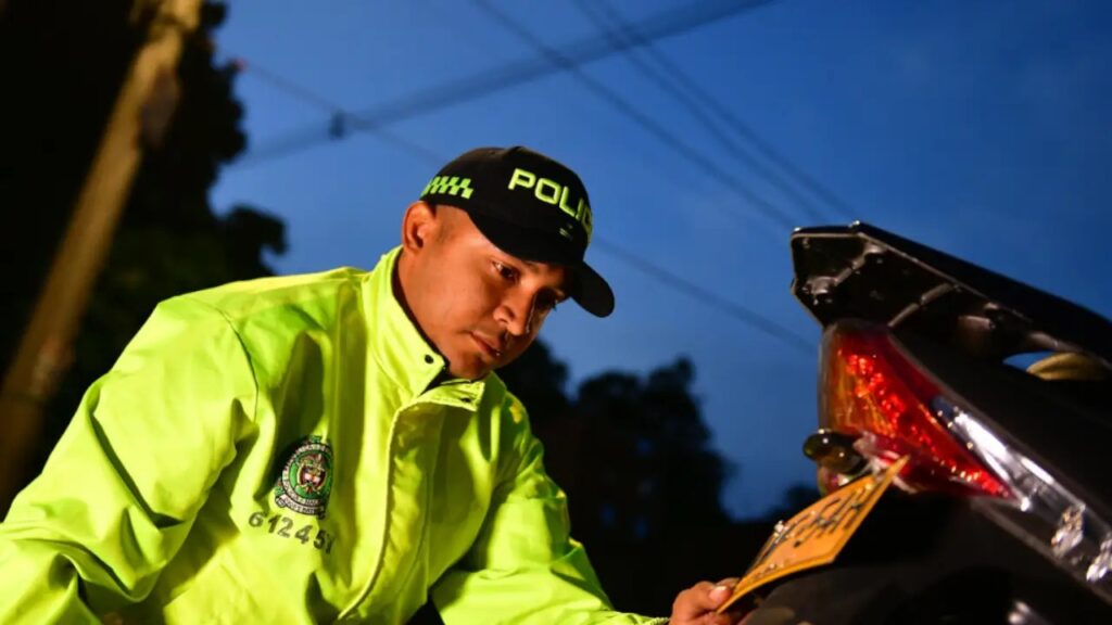 Policía vigila motocicletas sospechosas en el Área Metropolitana mediante la estrategia #PlacaAlterada