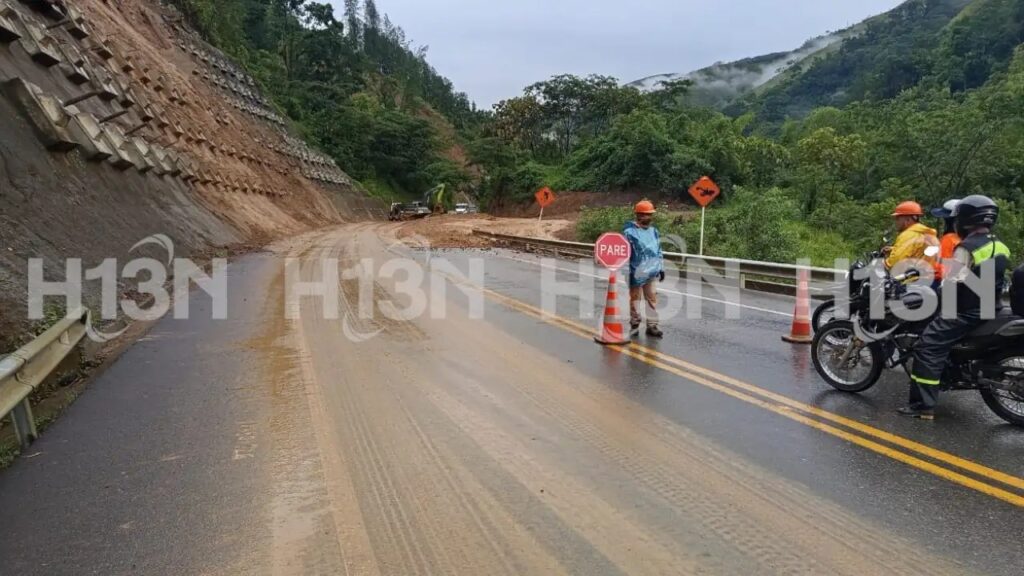 Tras derrumbe, ya hay paso a un carril en la vía Medellín – Urabá Tras derrumbe, ya hay paso a un carril en la vía Medellín – Urabá