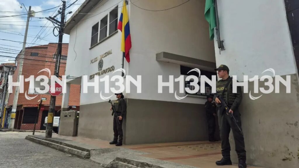 18 reclusos se escaparon de la Estación de Policía de Apartadó en la madrugada 18 reclusos se escaparon de la Estación de Policía de Apartadó en la madrugada