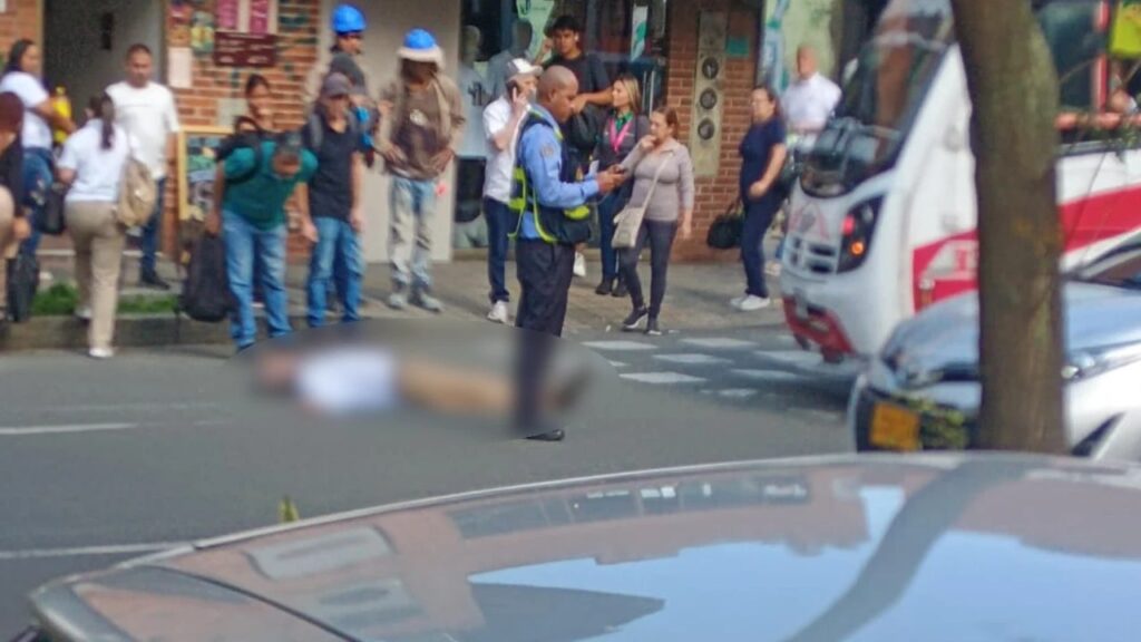 Abuelito que intentaba cruzar la calle murió atropellado por bus en Envigado Abuelito que intentaba cruzar la calle murió atropellado por bus en Envigado