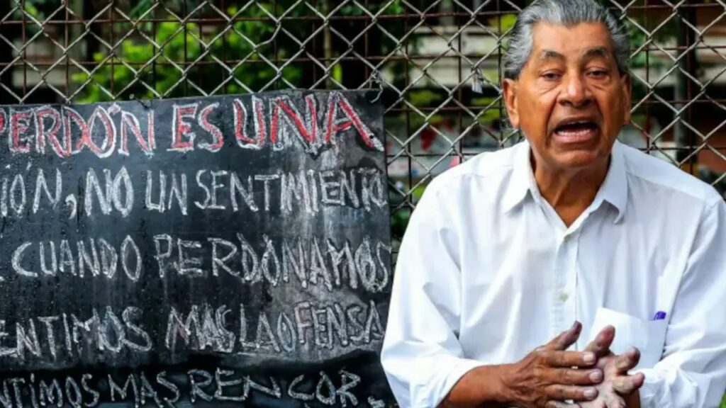 Convocan a una velatón en la UdeA para recordar a Miguel Valencia, el hombre que informó con tiza durante más de medio siglo Convocan a una velatón en la UdeA para recordar a Miguel Valencia, el hombre que informó con tiza durante más de medio siglo