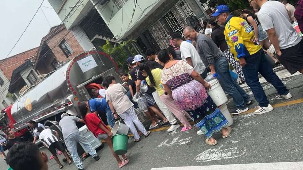 EPM lleva más de tres millones de litros de agua potable a Medellín y el Valle de Aburrá durante la suspensión del servicio EPM lleva más de tres millones de litros de agua potable a Medellín y el Valle de Aburrá durante la suspensión del servicio