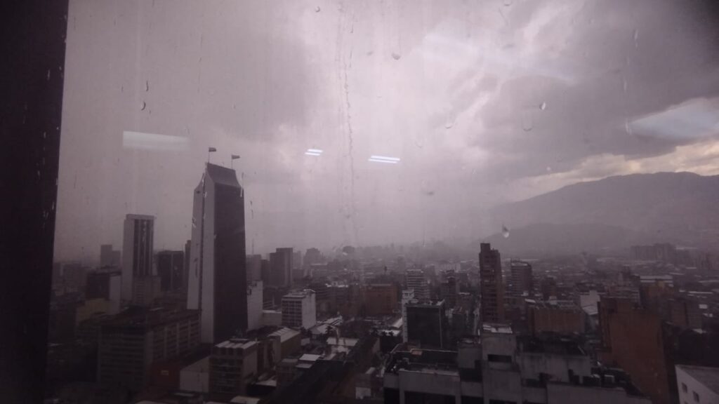 ¡Arrópese si va a salir! Fuertes lluvias y vientos extremos en el sur del Valle de Aburrá ¡Arrópese si va a salir! Fuertes lluvias y vientos extremos en el sur del Valle de Aburrá