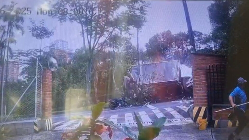 ¡Se salvó de milagro! Así fue el accidente del camión en Los Balsos; casi aplasta a un motociclista ¡Se salvó de milagro! Así fue el accidente del camión en Los Balsos; casi aplasta a un motociclista