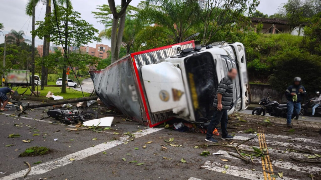 ¡Urgente! Grave accidente en Los Balsos: un camión perdió el control y se volcó ¡Urgente! Grave accidente en Los Balsos: un camión perdió el control y se volcó
