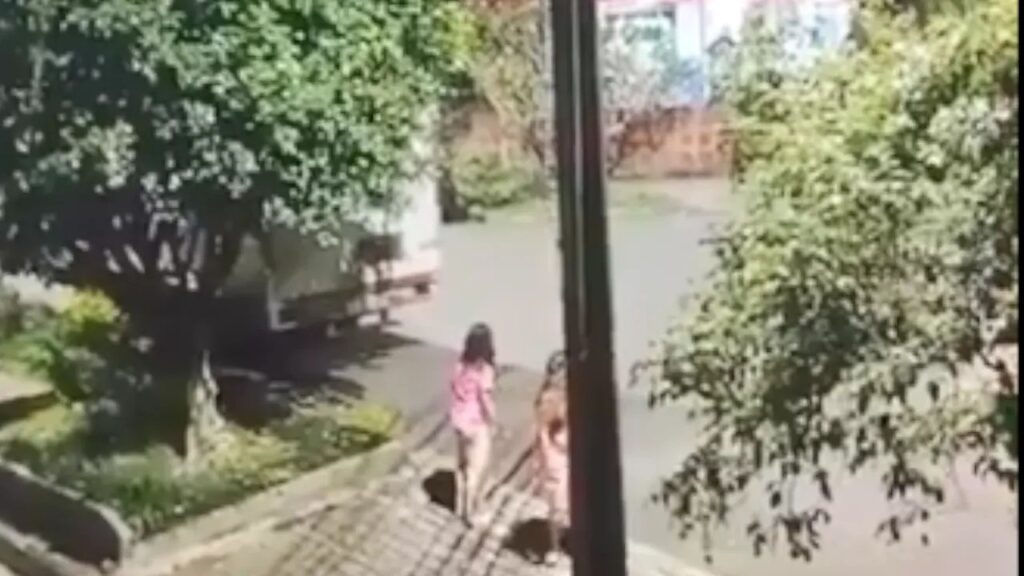 Muy paradas: mujeres detienen a jóvenes que lanzaban pólvora en Medellín