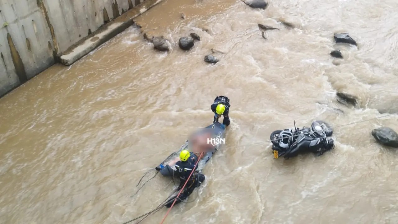 Motociclista perdió el control y terminó dentro de una quebrada tras un choque en Itagüí