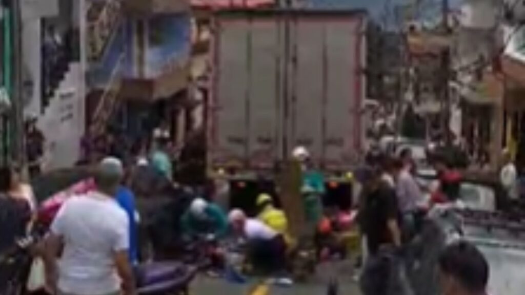 Un hombre bajó «a lo que daba» por la «calle larga» en Manrique y terminó debajo de un camión
