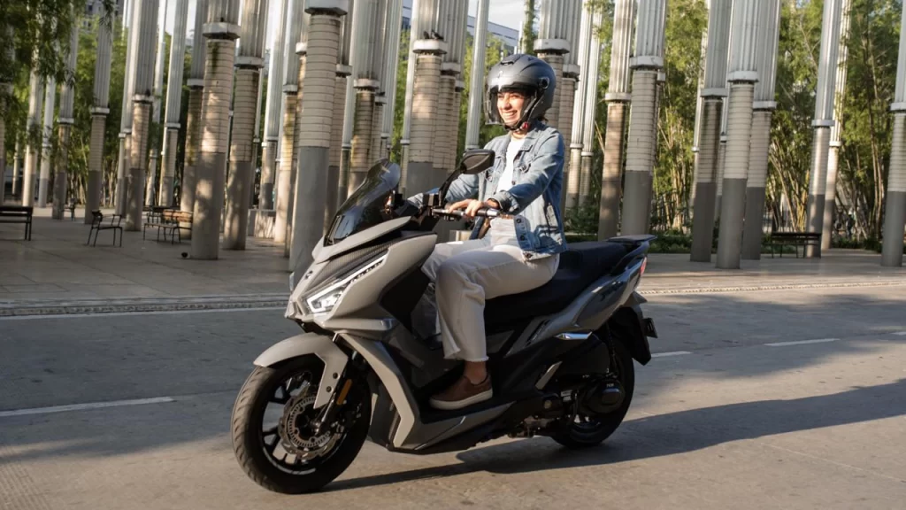 AKT presenta la nueva moto que revolucionará la movilidad urbana: tiene grandes avances tecnológicos