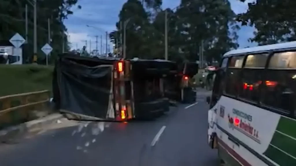 Accidente en la Variante de Caldas: Tractocamión volcado afecta la movilidad Accidente en la Variante de Caldas: Tractocamión volcado afecta la movilidad
