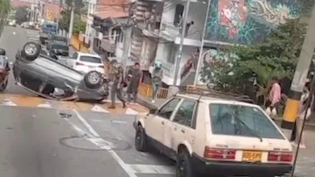 Carro terminó con las llantas para arriba en Manrique