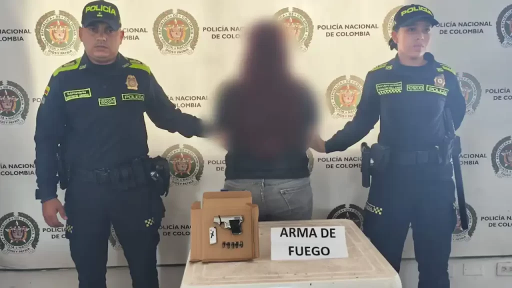 Detienen a funcionaria del Inpec con arma en evento político