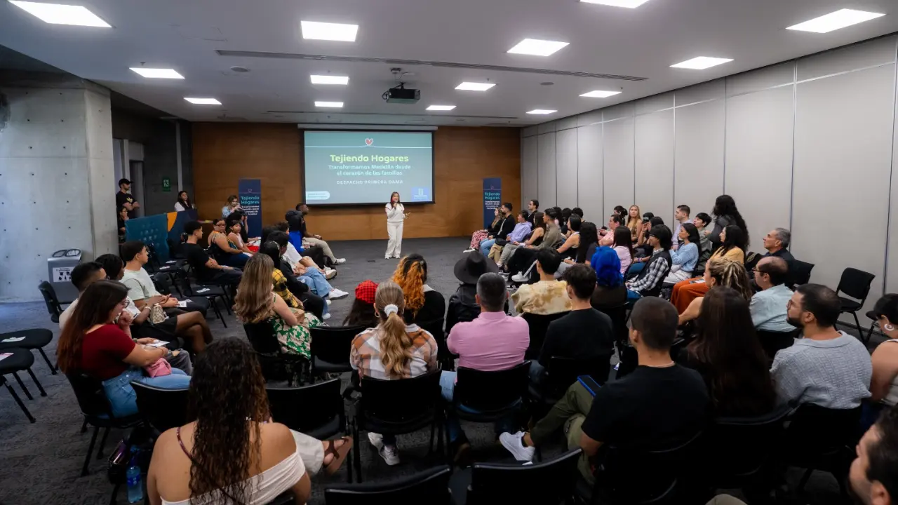 Hogares en paz: Medellín lanza talleres mensuales gratuitos para padres y cuidadores