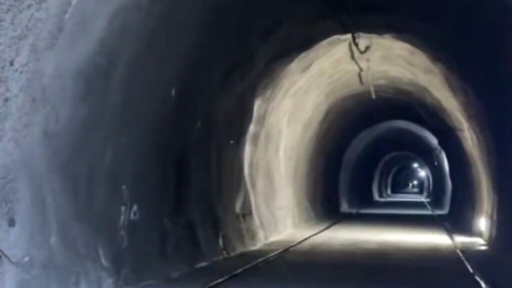 Túnel auxiliar al Túnel del Toyo, ya fue terminado usando “La vaca por las 4G”
