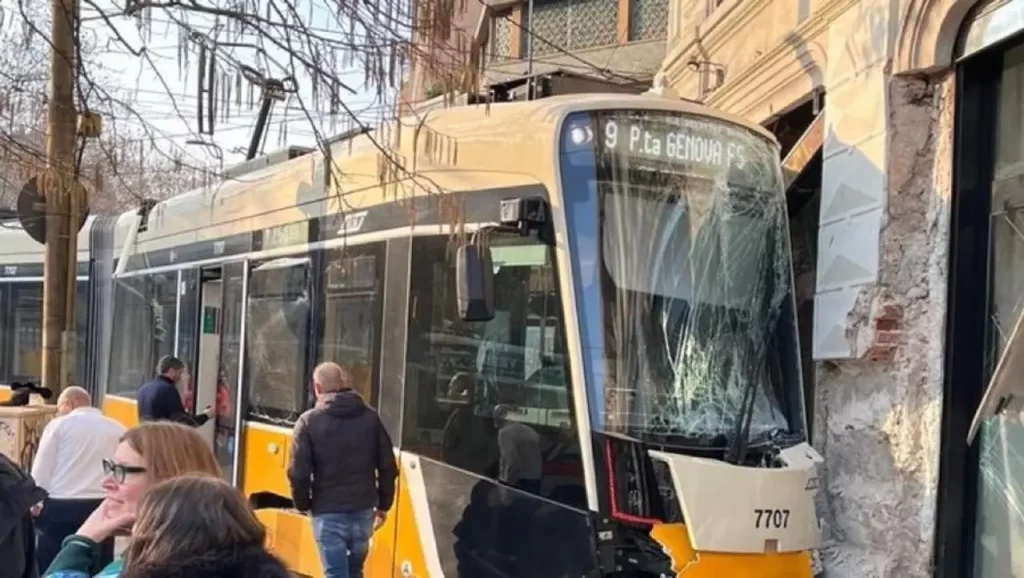 ¡Un muerto y 40 heridos! En video quedó descarrilamiento del tranvía en Milán