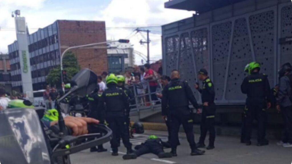 Choque en la estación Cisneros sobre la avenida Ferrocarril dejó un policía lesionado