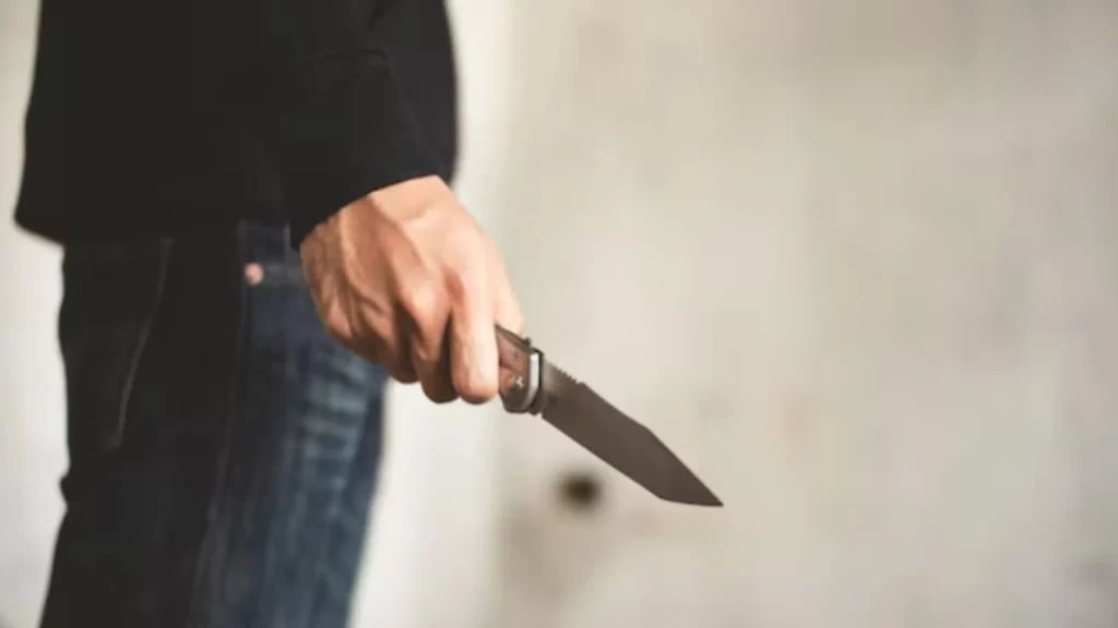 Conmoción en el barrio Veinte de Julio: Hombre capturado por presuntamente apuñalar a su padre tras fuerte discusión
