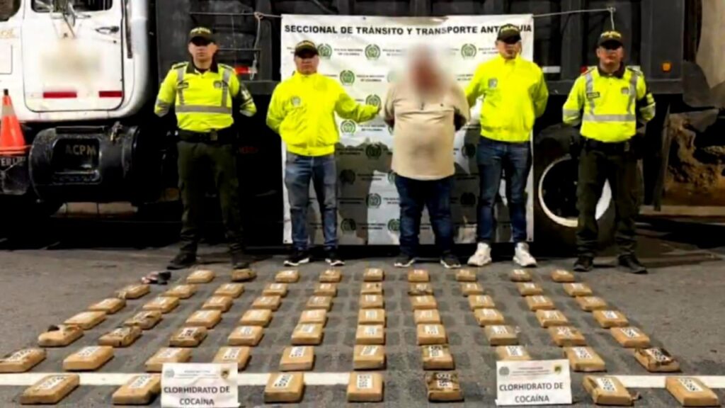 En Amagá estaban usando una volqueta para transportar cocaína; incautaron 69 kilos