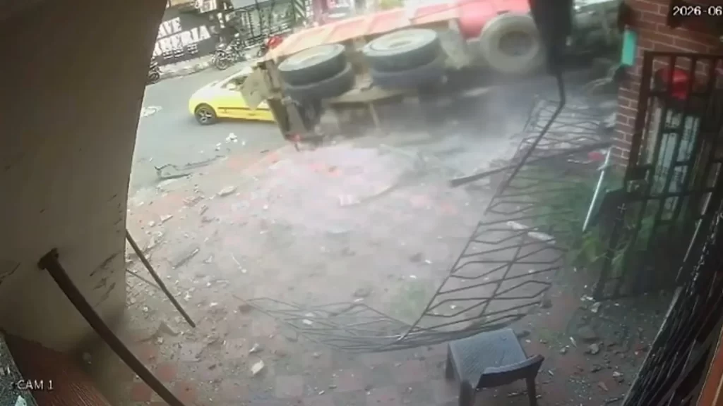 En video quedó: Así fue como se incrustó la volqueta sin frenos en una casa en Moravia En video quedó: Así fue como se incrustó la volqueta sin frenos en una casa en Moravia