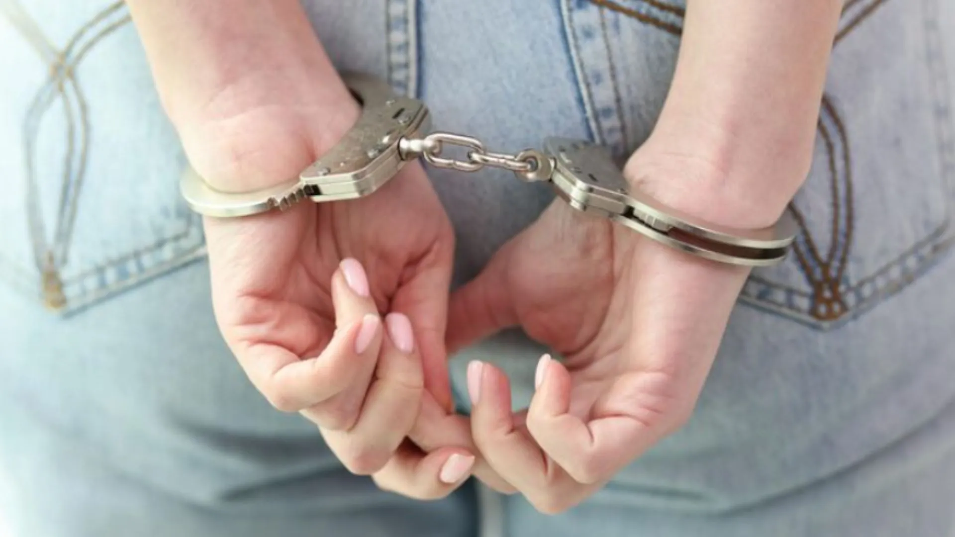 Envían a prisión a mujer acusada de asesinar a puñaladas a un hombre durante una riña en Kennedy