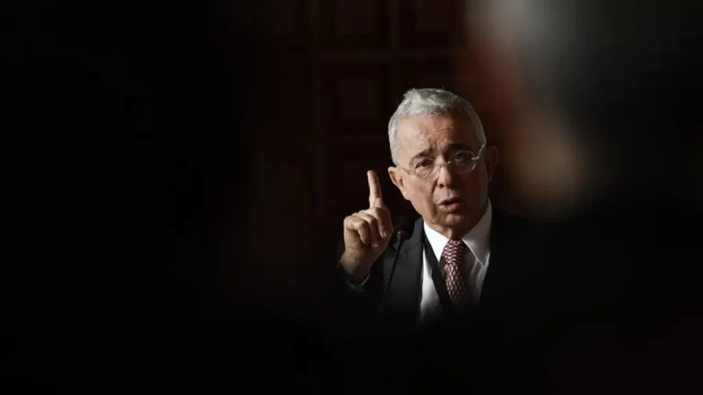 Fiscalía llama a indagatoria a Álvaro Uribe por masacres