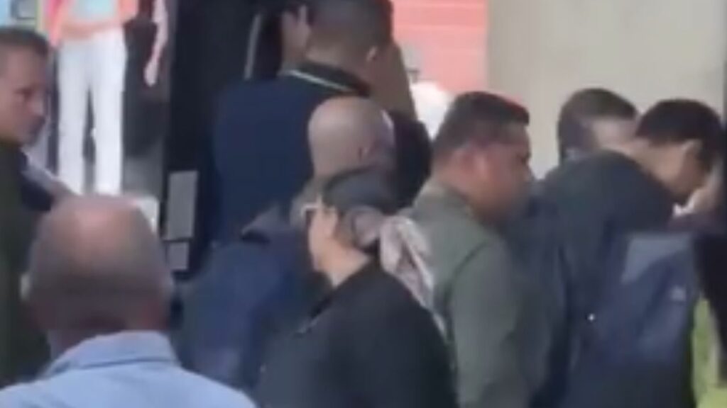 Iván Cepeda fue abucheado durante su llegada al Aeropuerto José María Córdova