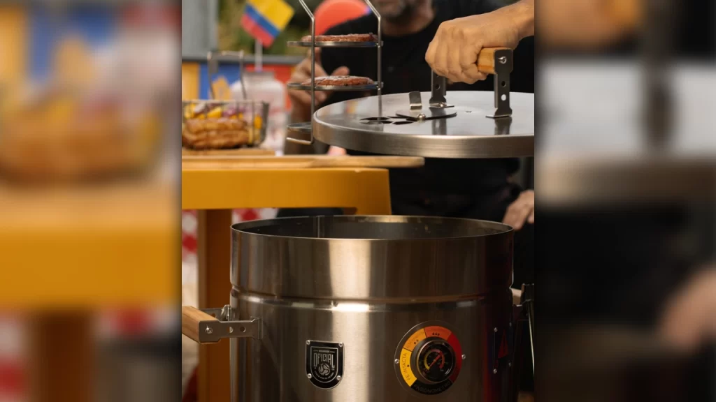 Los barriles ahumadores se convirtieron en el mejor acompañante de los parches de fútbol en Colombia