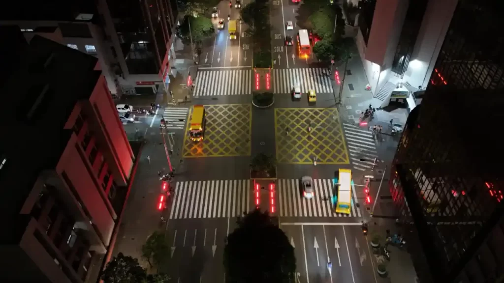 Medellín instala 202 nuevos semáforos de piso