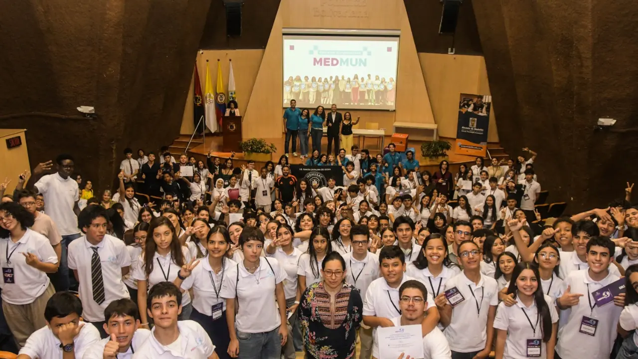 Medellín capacita a jóvenes en liderazgo mediante simulación de la ONU
