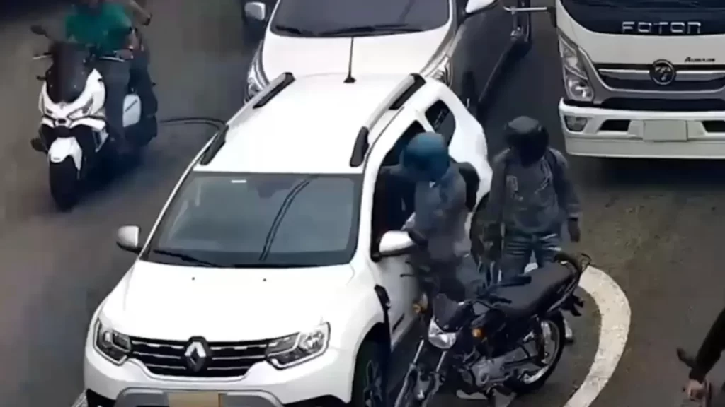 Multan a motociclista que golpeó a mujer tras discusión vial