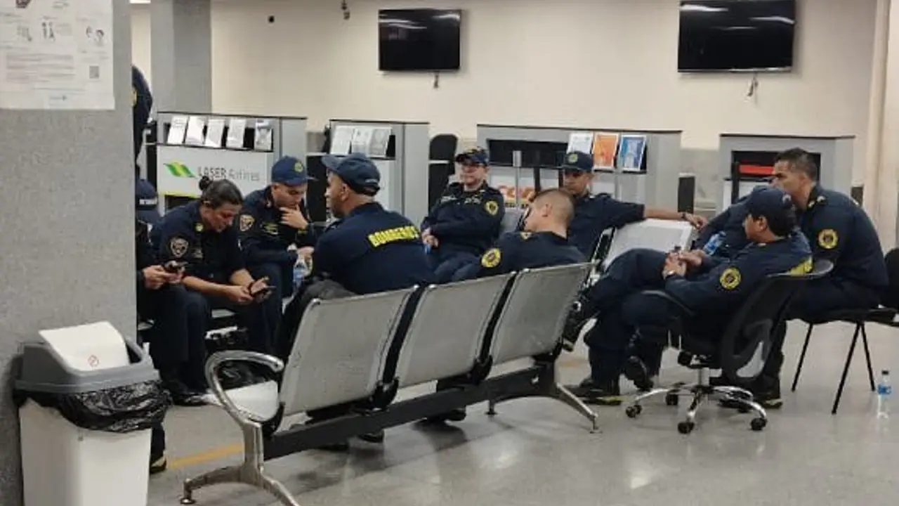 Pese a la necesidad que tiene Venezuela de rescatistas profesionales, los bomberos de Medellín no han podio ingresar al pais y se encuentran en el aeropuerto desde hace más de 4 horas