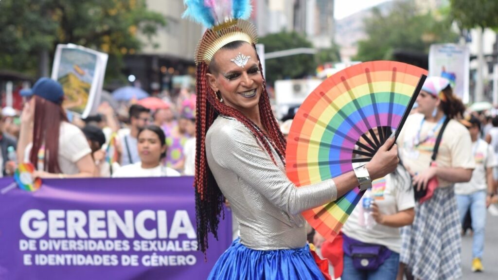«Orgullo para Toda la Vida»: en Medellín, más de 100.000 personas estuvieron en la marcha LGBTIQ+ «Orgullo para Toda la Vida»: en Medellín, más de 100.000 personas estuvieron en la marcha LGBTIQ+